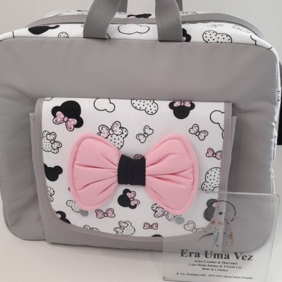 Mala cinza clara com bolso frontal estampado com laços e um grande laço cor-de-rosa acolchoado