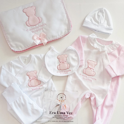 Conjunto de roupa de bebé branco e rosa com ursinho bordado e texto em português