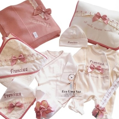 Conjunto de roupa de bebé branca e rosa com laços e bordados personalizados