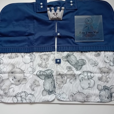 Organizador de tecido azul e branco com estampado de animais e coroa cinzenta.