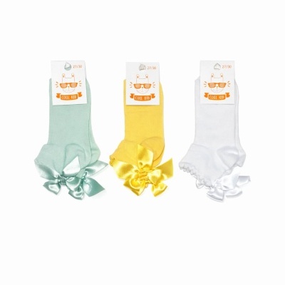 Três pares de meias coloridas com laços de cetim para criança