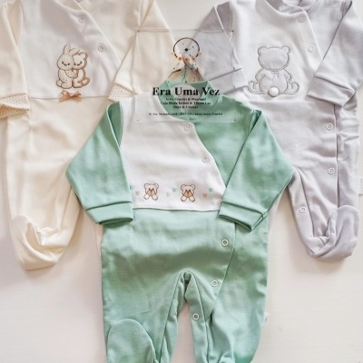 Três macacões para bebé com bordados de ursinho e coelho nas cores bege, cinza claro e verde pastel.