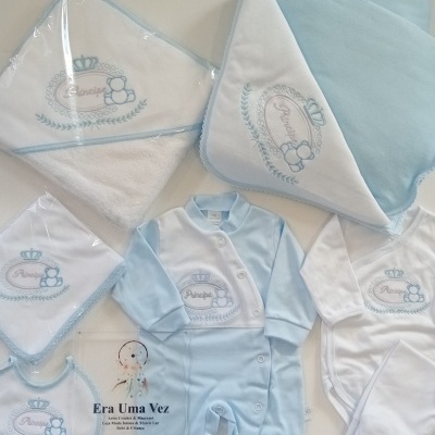 Conjunto de roupa e acessórios de bebé azul e branco com bordado Principe