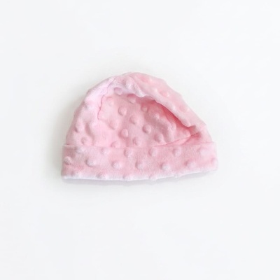 Gorro rosa macio com textura de bolinhas
