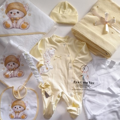 Conjunto roupa e acessórios bebé amarelo e branco com ursinho