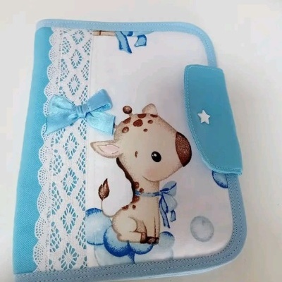 Capa azul e branca com ilustração de girafa e laço azul