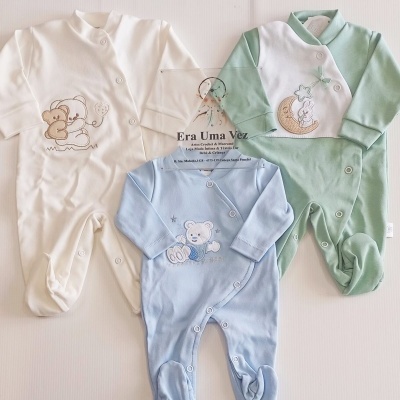 Três macacões para bebé nas cores creme, azul e verde com bordados e botões de pressão