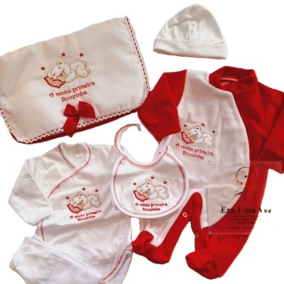 Conjunto de roupa de bebé branca e vermelha com bordados de ursinho