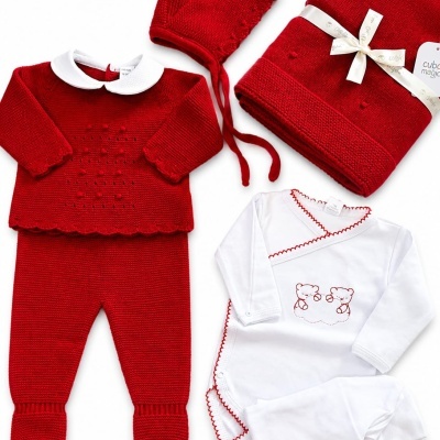 Conjunto de bebé vermelho e branco com manta e body bordado