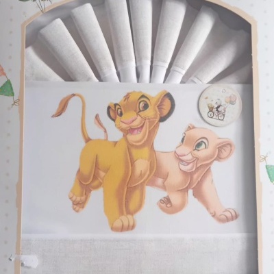 Guardanapos de tecido brancos e estojo com desenho do Rei Leão