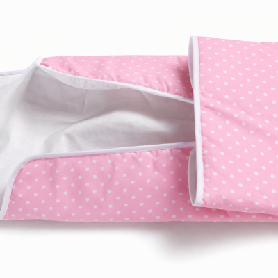 Saco de dormir para bebé rosa com corações brancos aberto