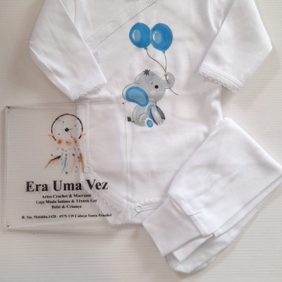 Conjunto de roupa bebé branco com elefante e balões azuis