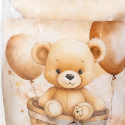 Colcha de cama com desenho de urso castanho e balões, embalada em plástico transparente