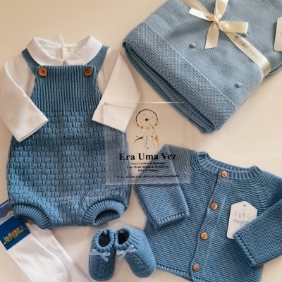 Conjunto de roupa e mantinha de bebé azul claro com botões e meias transparentes com texto