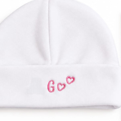Gorro branco de bebé com bordado rosa da letra G e dois corações
