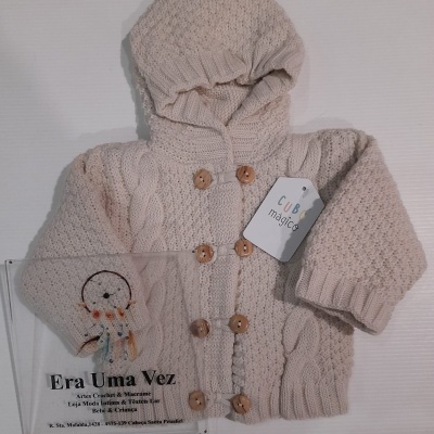 Camisola de bebé de malha grossa com capuz e botões de madeira