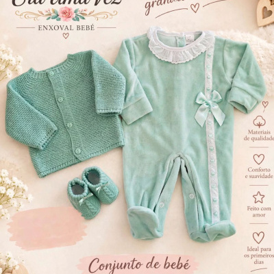 Conjunto de bebé verde água com casaco, babygrow e sapatinhos sobre superfície clara, decorado com flores secas e cesto.