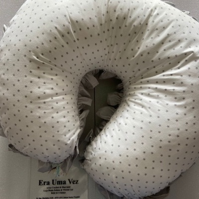 Almofada de amamentação com padrão de estrelas e babados cinzentos