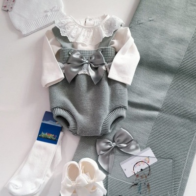 conjunto roupa bebé com body cinzento, camisola branca, gorro branco, meias, sapatinhos e manta cinzenta