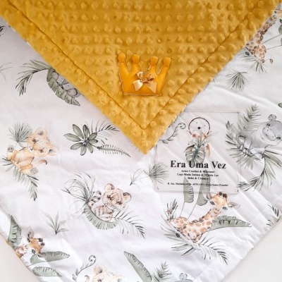 Cobertor amarelo aveludado com padrão de animais selvagens e aplique de coroa