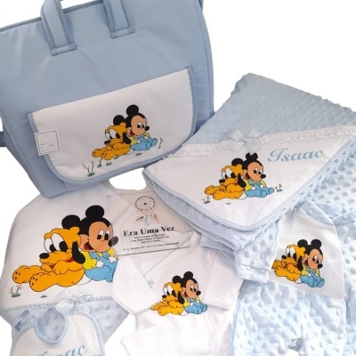 Conjunto de roupa e acessórios de bebé azul com personagens Disney Mickey e Pluto