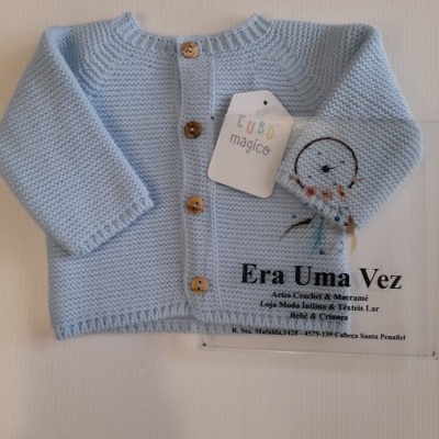 Casaco azul clara de malha com botões de madeira e etiquetas de marca