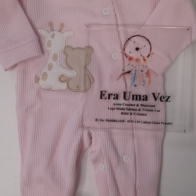 Macacão bebé rosa claro com estampado girafa e urso