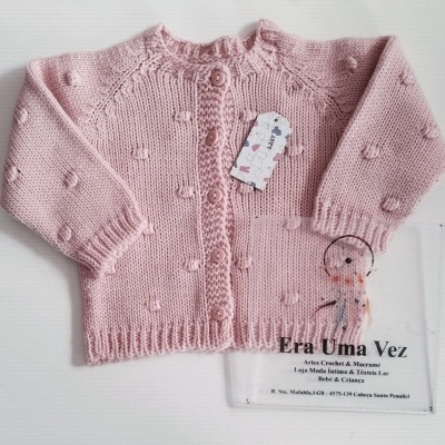 Camisola de malha rosa para bebé com botões e saco plástico com texto