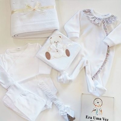 Conjunto roupa bebé branca com macacão, manta, body, chupeta e placa com texto