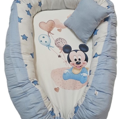 Ninho para bebé azul e bege com desenho de rato e balões