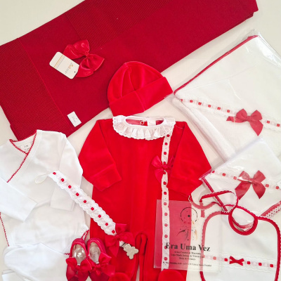 Conjunto de roupa de bebé vermelho e branco com vários acessórios