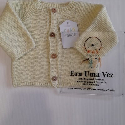 Casaco de malha creme para bebé com botões de madeira e etiqueta Cubo mágico