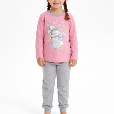 Pijama infantil rosa e cinzento com estampa de coelho e flores.