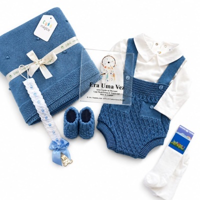 Conjunto de roupa e acessórios de bebé em azul e branco sobre fundo branco