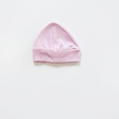 Gorro de bebé rosa claro em tecido macio com dobra na base