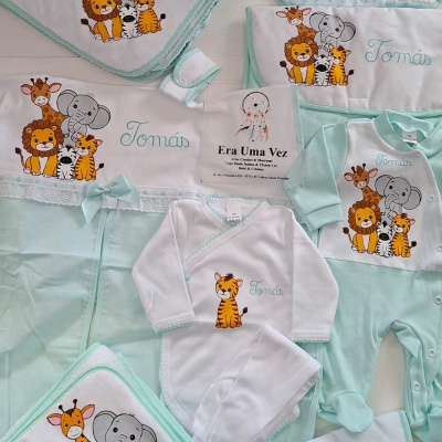 Conjunto de roupa de bebé azul claro e branca com animais e nome Tomás bordado