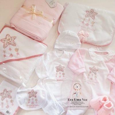 Conjunto de roupa e acessórios para bebé com bordados de estrelas rosa e texto Era Uma Vez.
