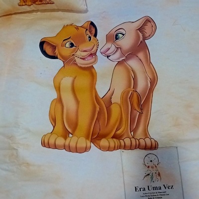 Roupa de cama infantil com estampado do Rei Leão e etiqueta Era Uma Vez