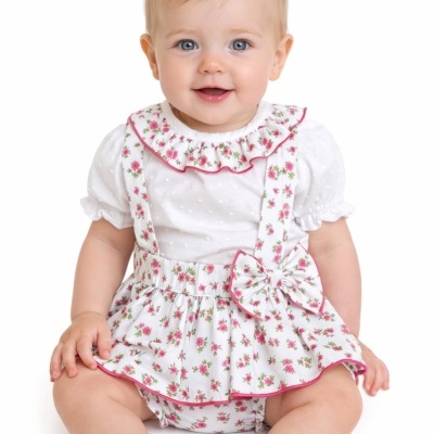 Bebé com vestido branco e saiote floral cor de rosa e verde