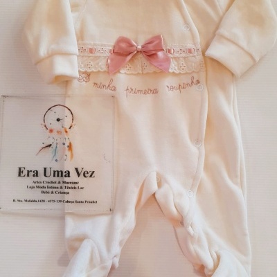 Macacão creme para bebé com laço rosa e bordado na frente