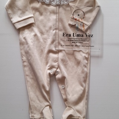 Macacão bebé creme com gola branca bordada e bordado de sonho na manga direita
