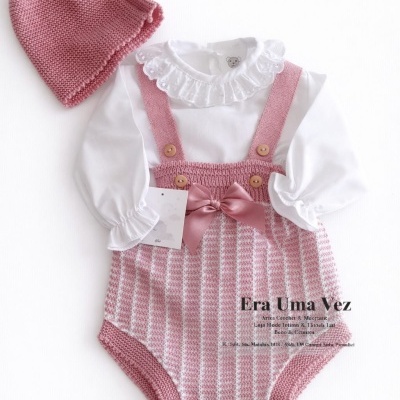 Conjunto de roupa de bebé branco e rosa com gorro de malha rosa com pompom branco
