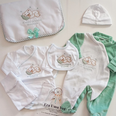 Conjunto de roupas de bebé branco e verde com urso bordado e texto