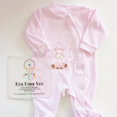 Pijama de bebé rosa com bordado de girafa e botões frontais