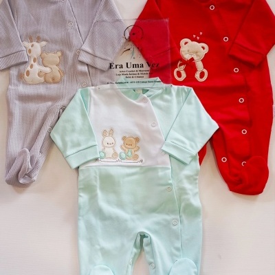 Três macacões de bebé de algodão em cinzento, vermelho e verde água com bordados de animais e etiqueta Era Uma Vez