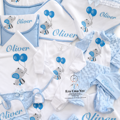 Artigos de bebé azul e branco com elefante e nome Oliver