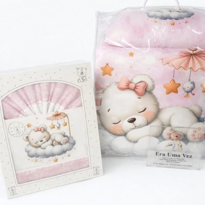 Conjunto de roupa de bebé com padrão de ursinho branco adormecido em nuvem cor-de-rosa