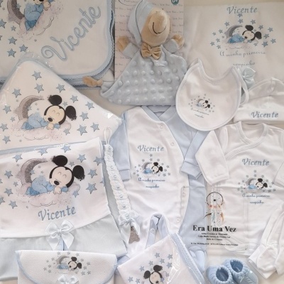 Conjunto de roupa e acessórios para bebé com padrão de rato e lua em tons azuis e brancos.