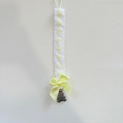 Prendedor de chupeta branco com laço amarelo e clip em forma de ursinho
