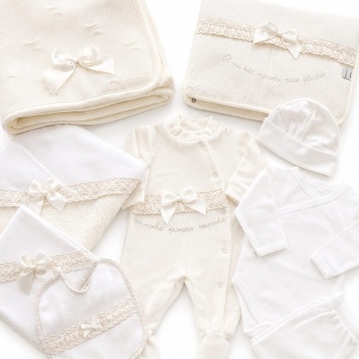 Conjunto de roupa e acessórios para bebé em branco e creme com laço e bordados